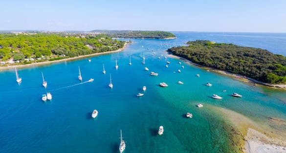 Photo of a lot of boats on the beautiful beach in Pula.
