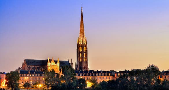 View of the Quai des Salinières with the basilica in the background.