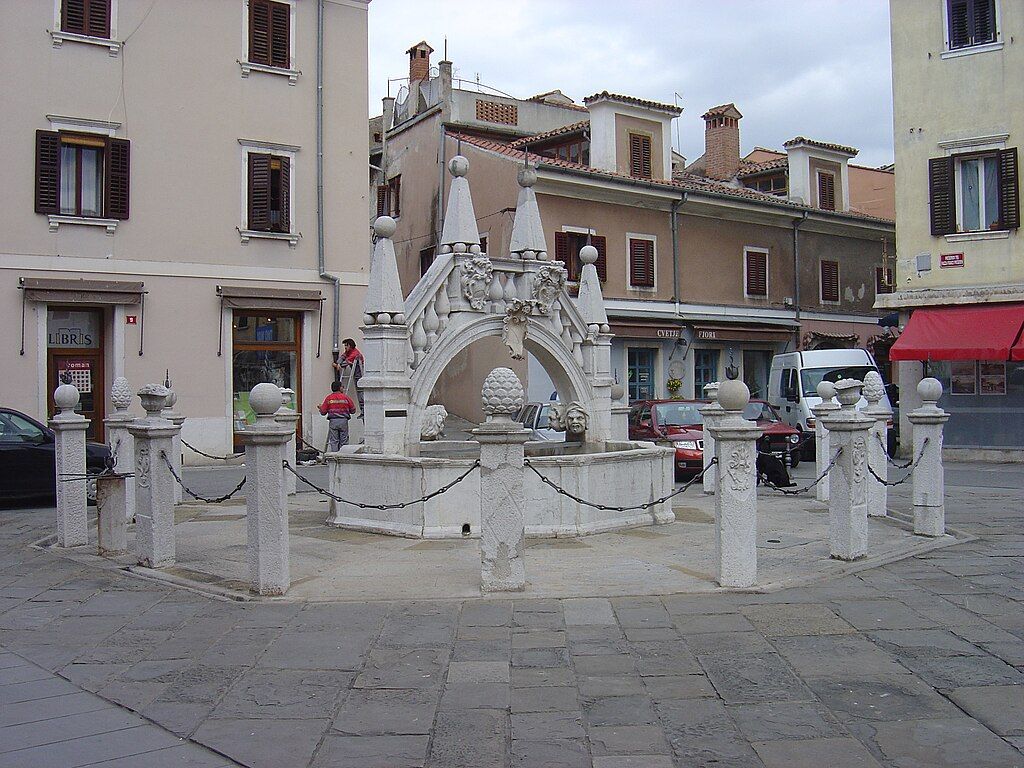 Koper_fountain.JPG