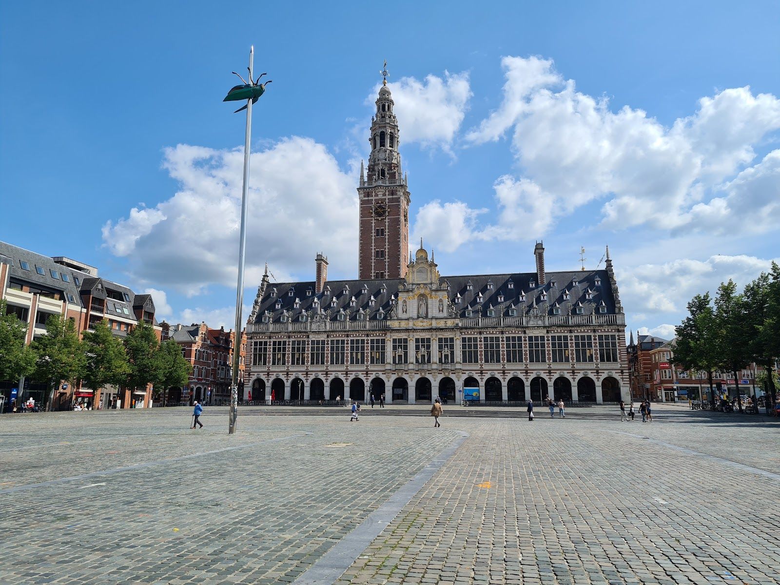 Ladeuzeplein travel guide