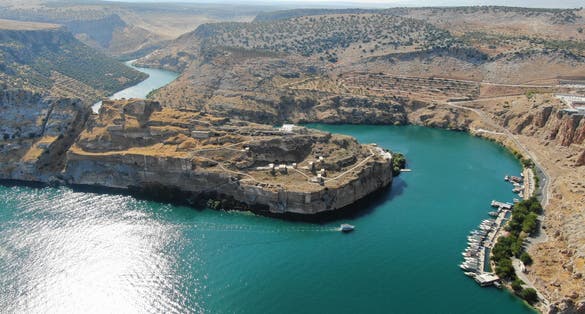 PHOTO OF VIEW OF Halfeti, located in the middle of Gaziantep and Şanlıurfa, is a district of Urfa. Rumkale, Halfeti is one of the important tourist areas of Turkey.
