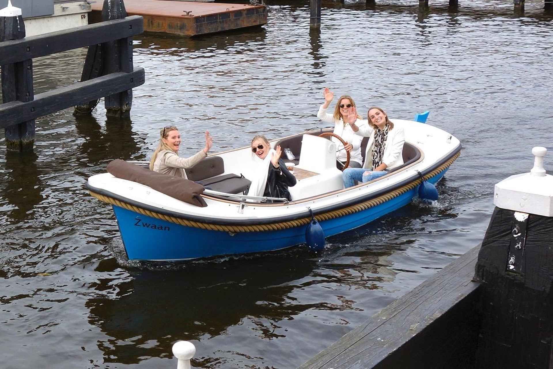 Leiden: Electric boat rental (6 pers.)