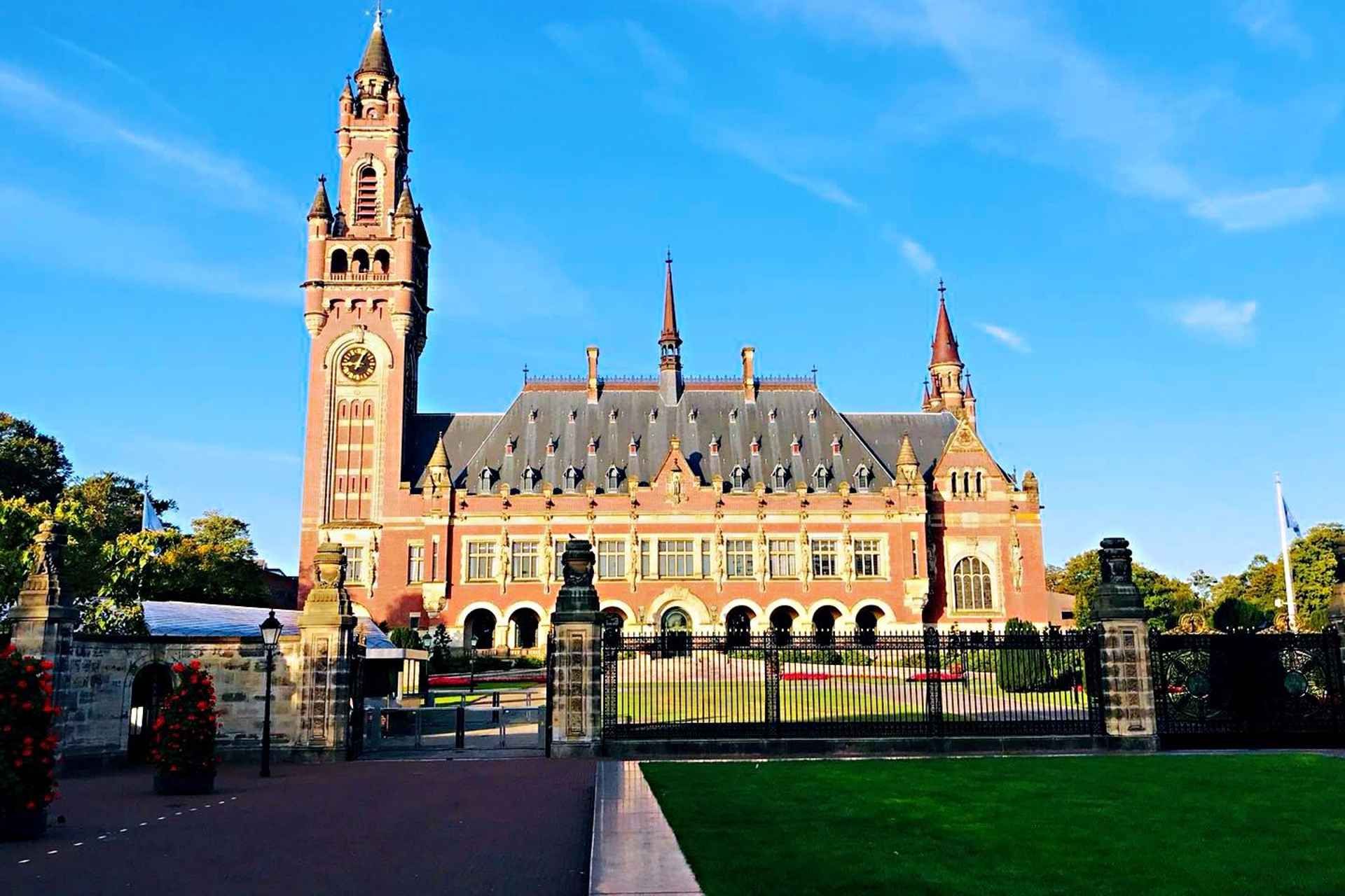 From Amsterdam: Day Tour to Rotterdam, Delft and The Hague