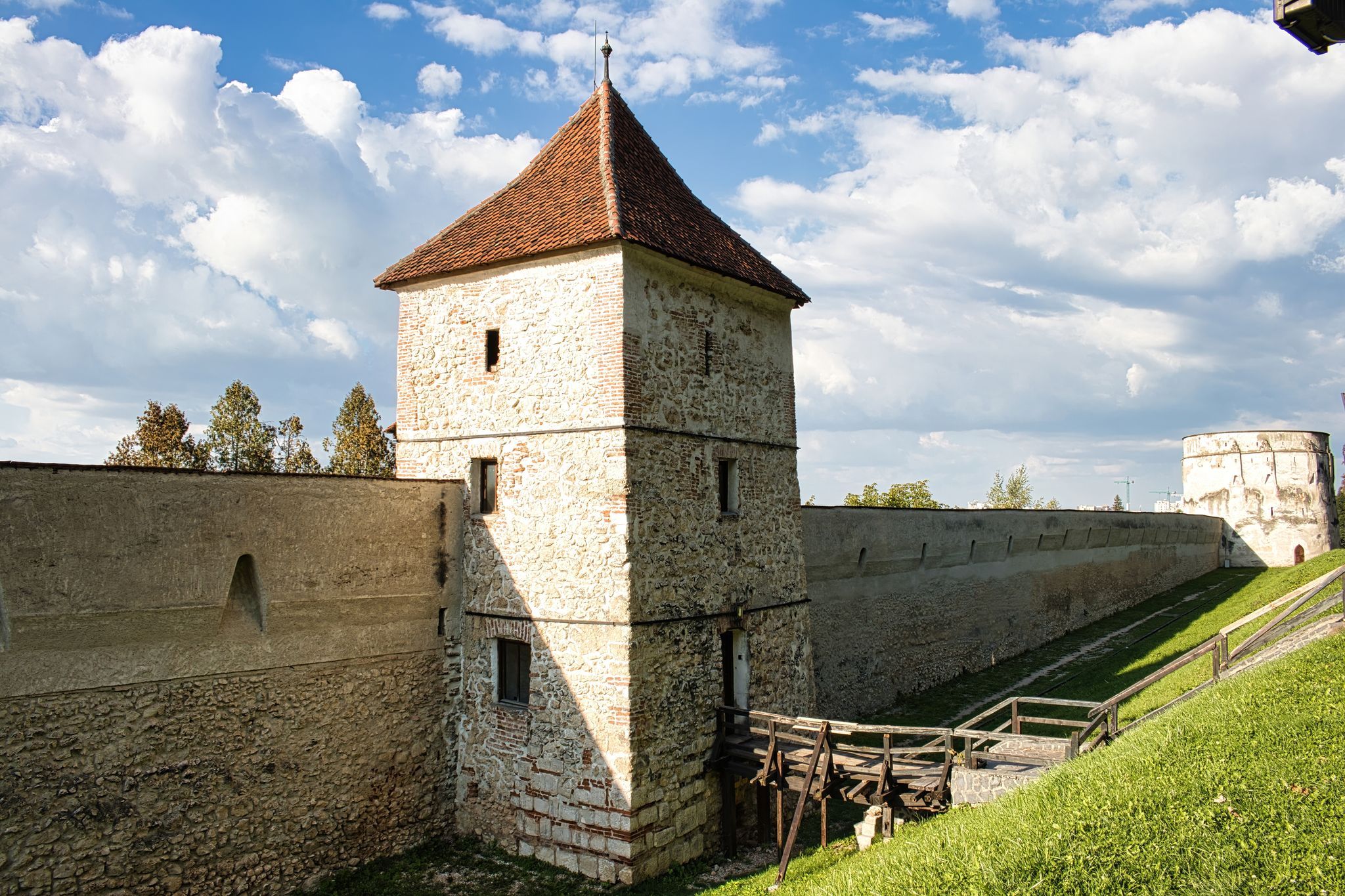 Photo of Park at the Promenada de sub Tampa with a view on a The Weavers' Bastion (Bastionul Tesatorilor) in Brasov, Romania .