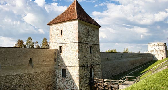 Photo of Park at the Promenada de sub Tampa with a view on a The Weavers' Bastion (Bastionul Tesatorilor) in Brasov, Romania .
