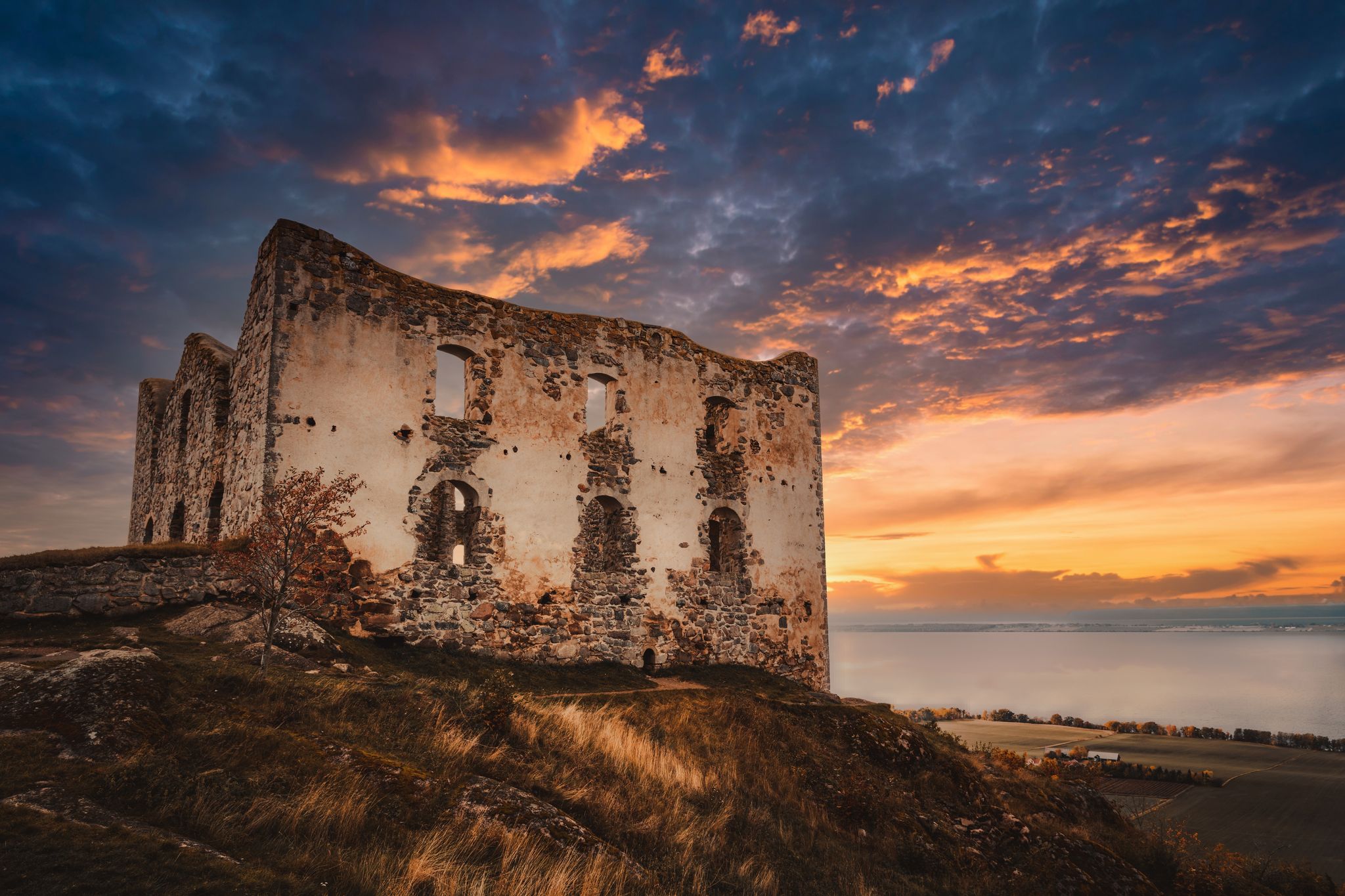 photo of Brahehus after sunset in Gränna parish in Jönköping municipality, Sweden.