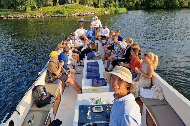 Giro in barca elettrica aperto a Stoccolma con Live-Guide (EN/DE)