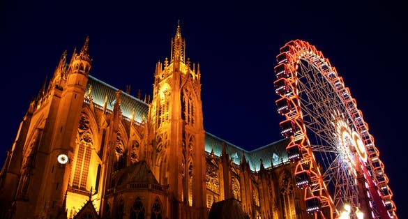 Christmas Ferris wheel in front of the cathedral of Metz. Metz (France).