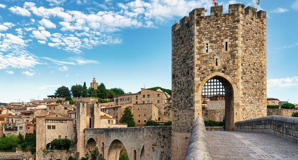 Photo of medieval village of Besalú en Girona, Catalonia, Spain.