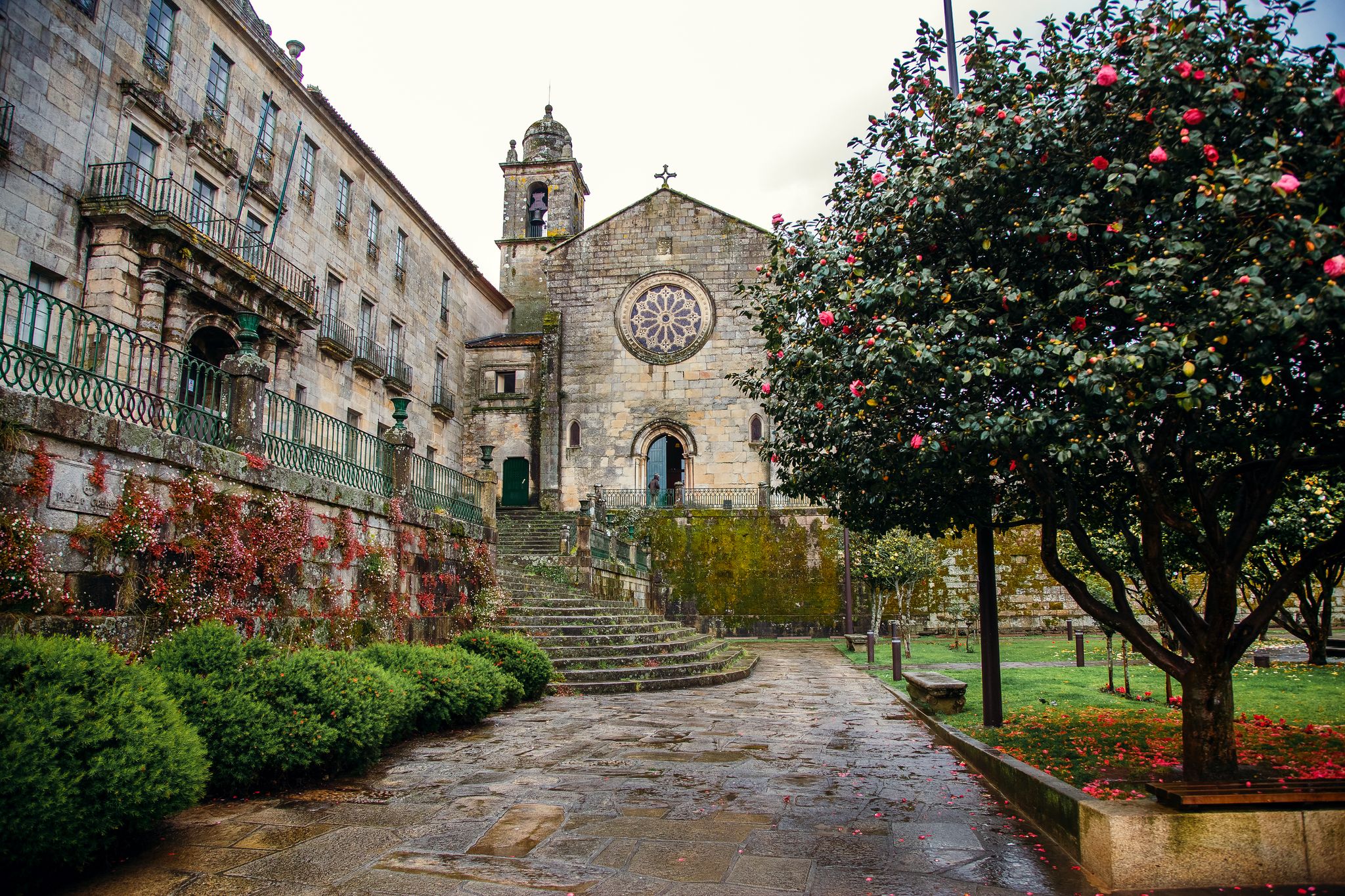 Photo of the great cathedral in Bayeux, France. "La Cathdrale de Bayeux."