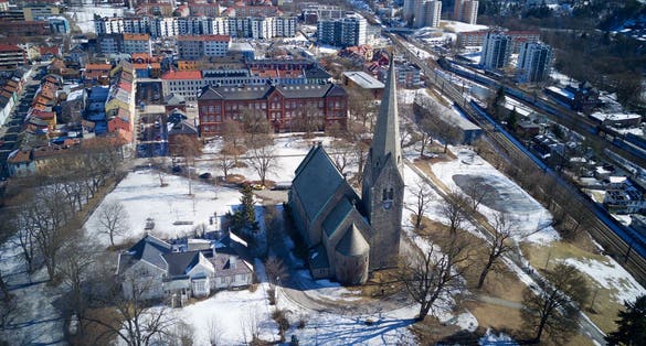 Vålerenga kirke med park.