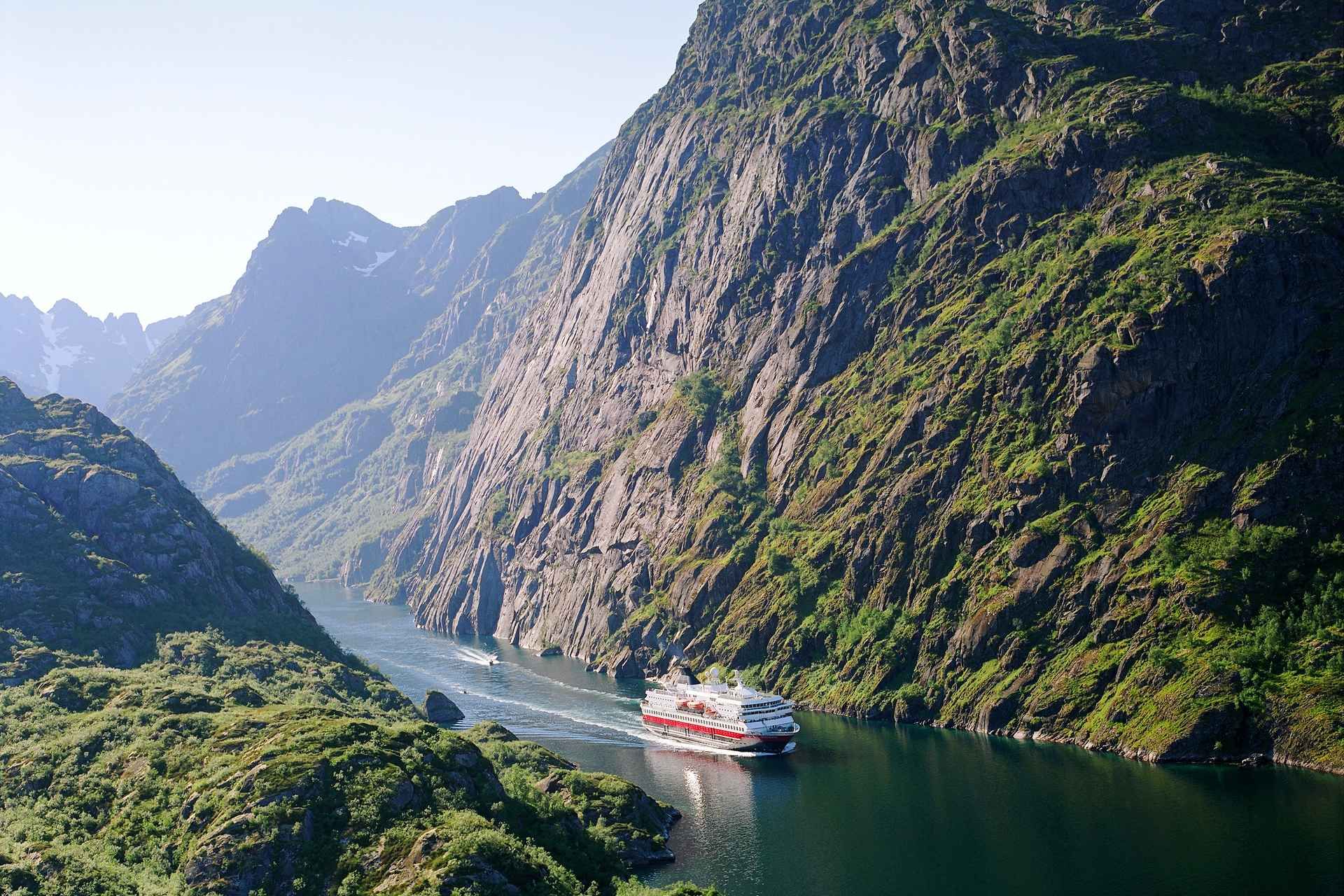 From Svolvær: Hurtigruten Cruise into Trollfjord