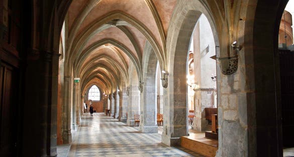 The exterior south aisle, former wing of the cloister.