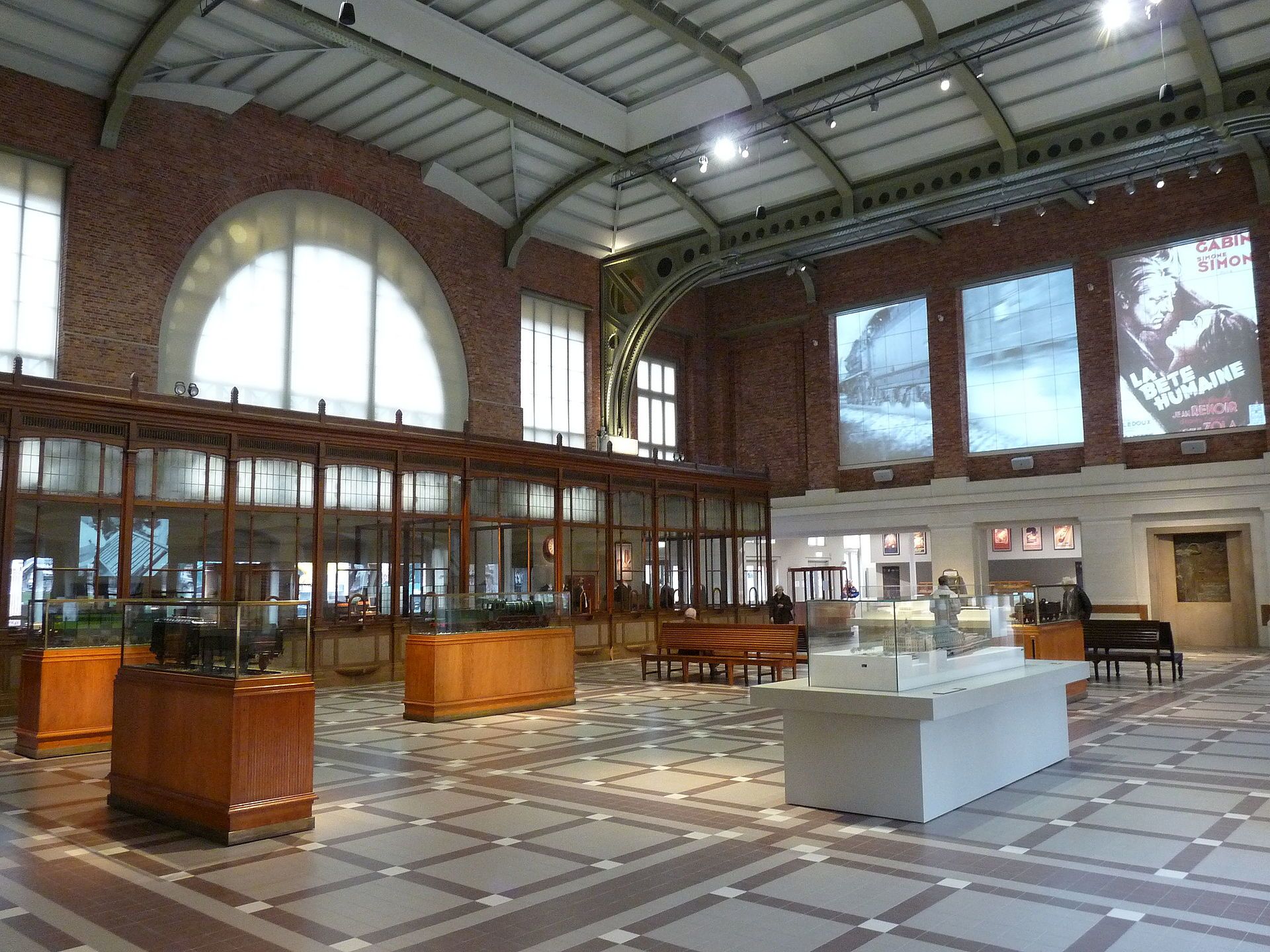 Photo of former ticket hall of Schaerbeek railway station, now used as an exhibition space.
