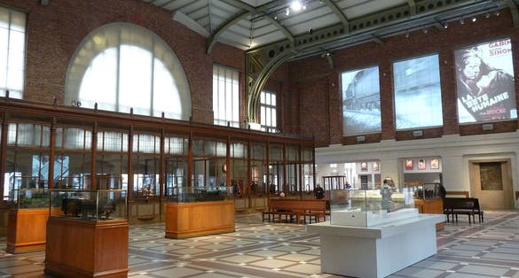 Photo of former ticket hall of Schaerbeek railway station, now used as an exhibition space.