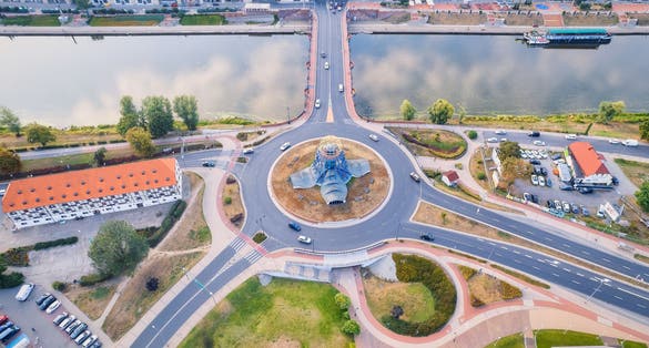 A beautiful drone photo was taken on a sunny day in Gorzów Wielkopolski, capturing the River Warta, the Cathedral, and the city center