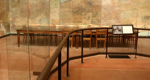 Salle des opérations (War Room) du Grand Etat-Major du Corps Expéditionnaire allié en Europe (SHAEF) où lieu la signature de la capitulation anlamande