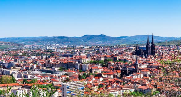 Photo of panoramic view of the city of Clermont-Ferrand with its cathedral.
