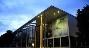 photo of Pinakothek der Moderne am Abend (Foto 2006) .