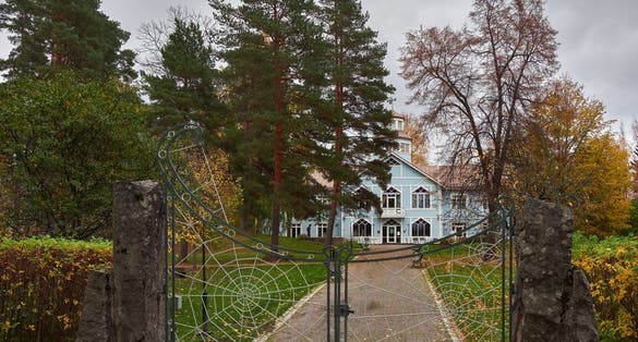 Park near wooden building of Lotta Museum in Finnish Tuusula town: autumn, Rantatie, Syvaranta.