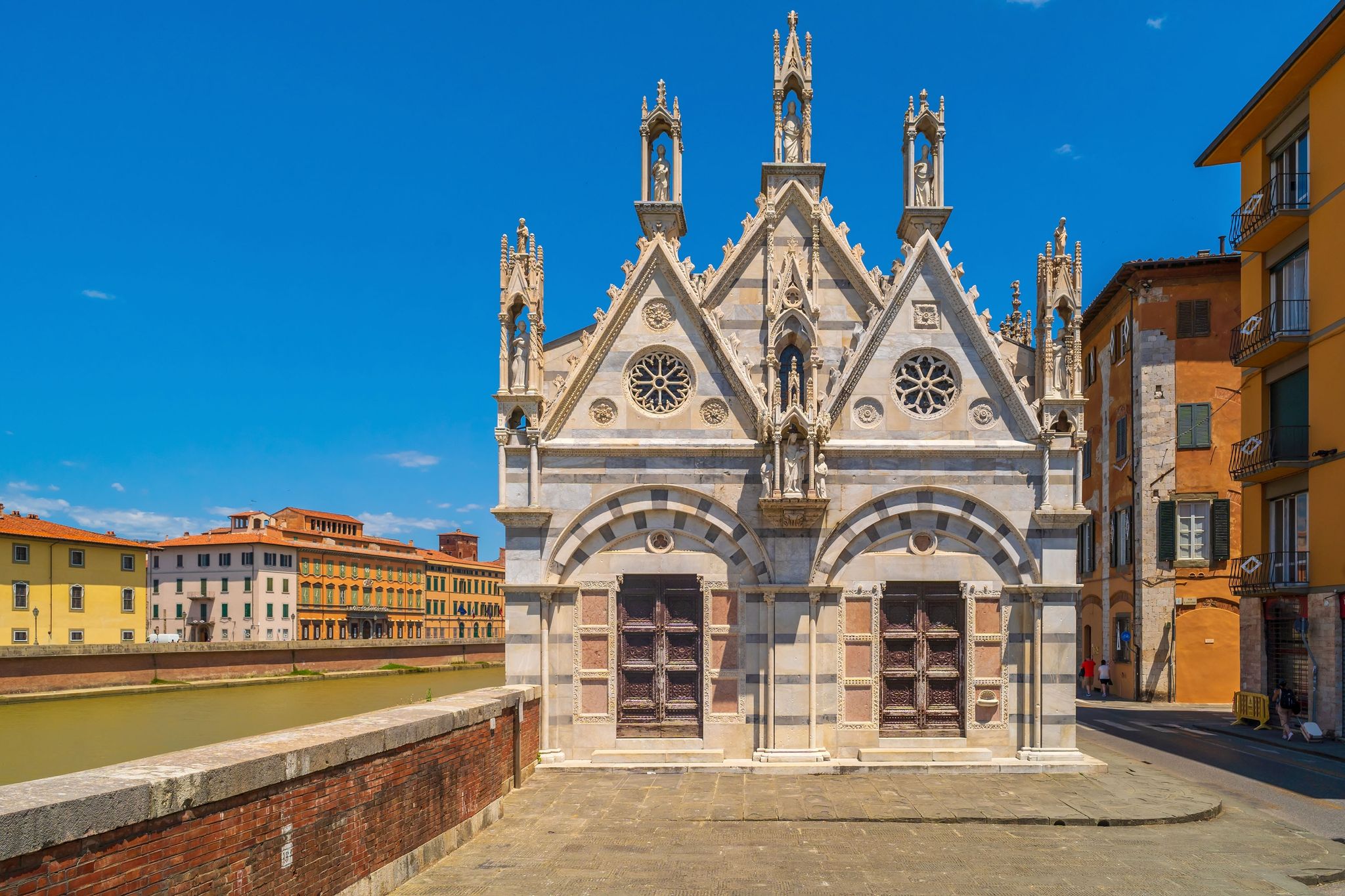 photo of view of the old town in pisa with Santa Maria della Spina and arno river,i Pisa, taly