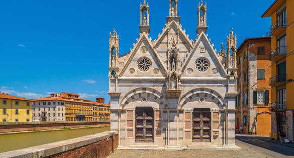 photo of view of the old town in pisa with Santa Maria della Spina and arno river,i Pisa, taly