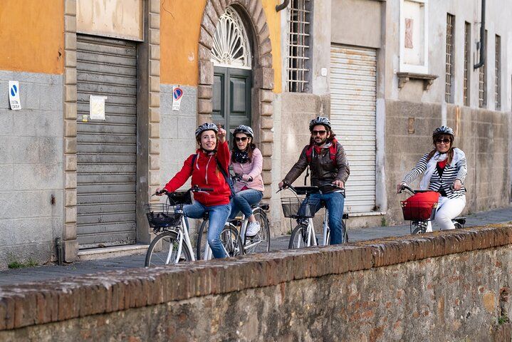 Lucca Bikes and Bites with food tastings for Small Groups or Private