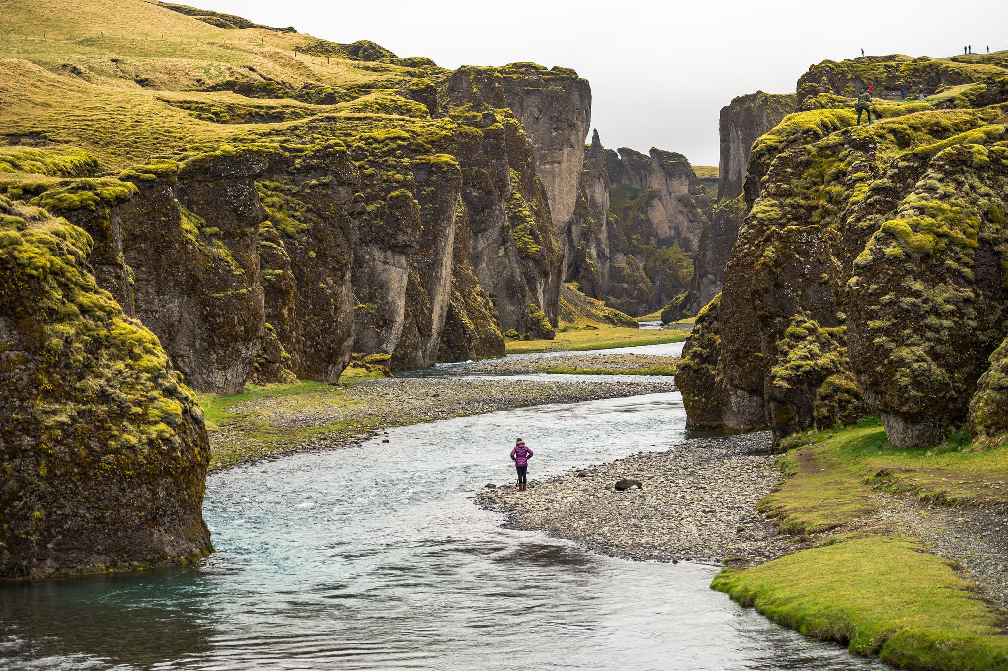 photo of photographer in the fjaðrárgljúfur canyon, Iceland.