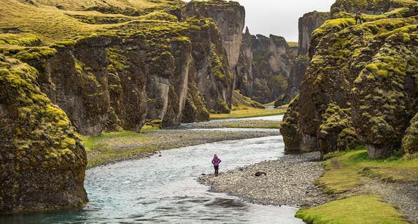 photo of photographer in the fjaðrárgljúfur canyon, Iceland.