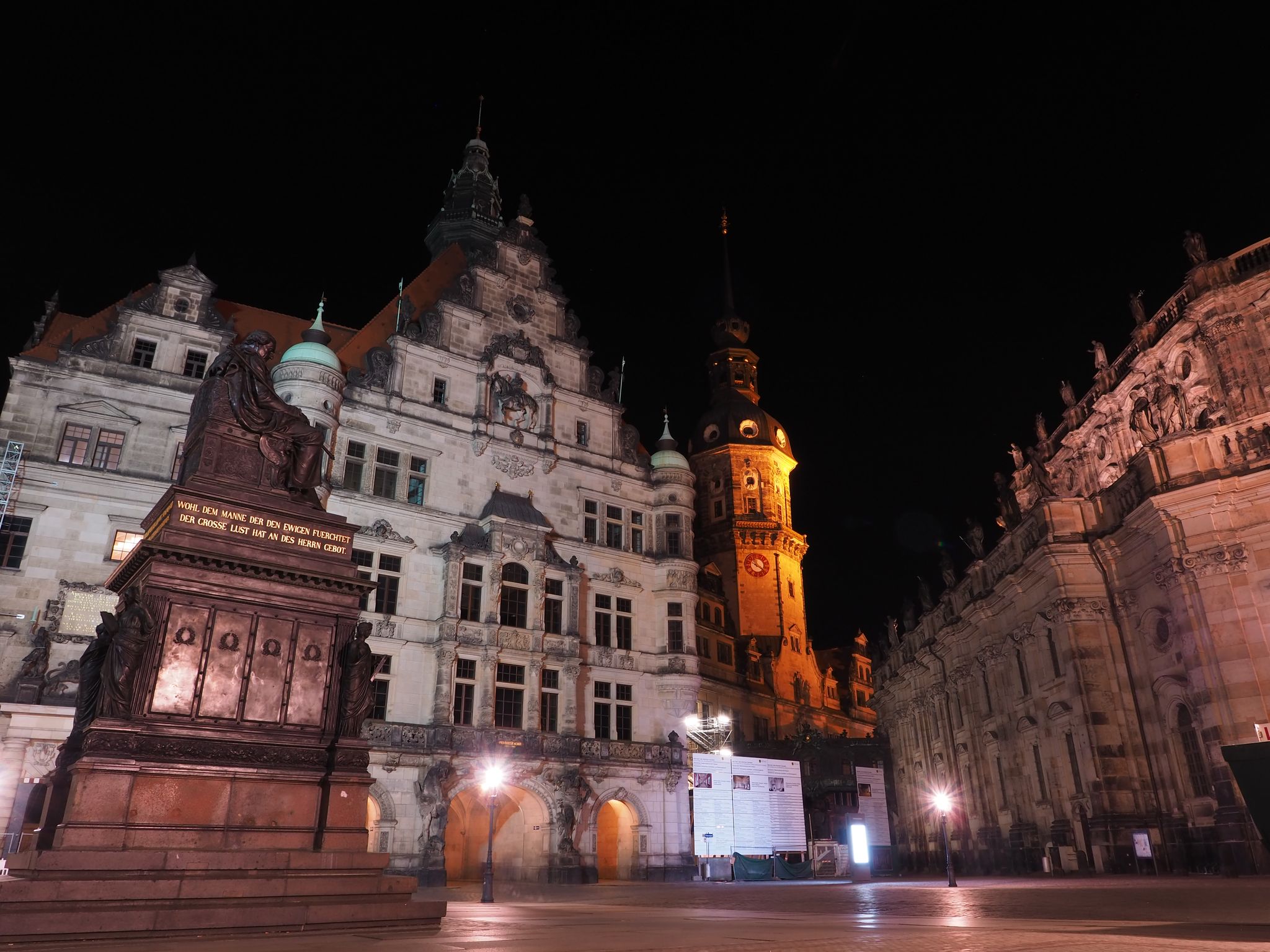 Photo of a Night view of Palace Square (Schloßplatz). 