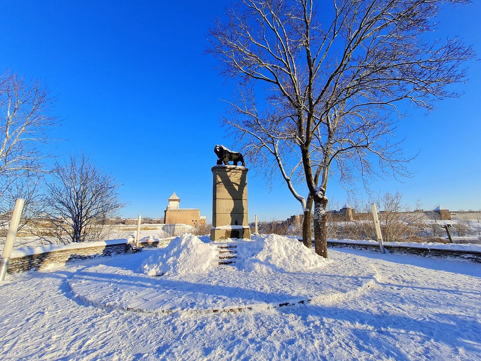 Photo of Swedish lion statue in Narva in winter, Estonia.