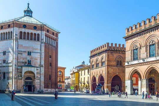 Cremona private guided walking tour with the Violin Museum