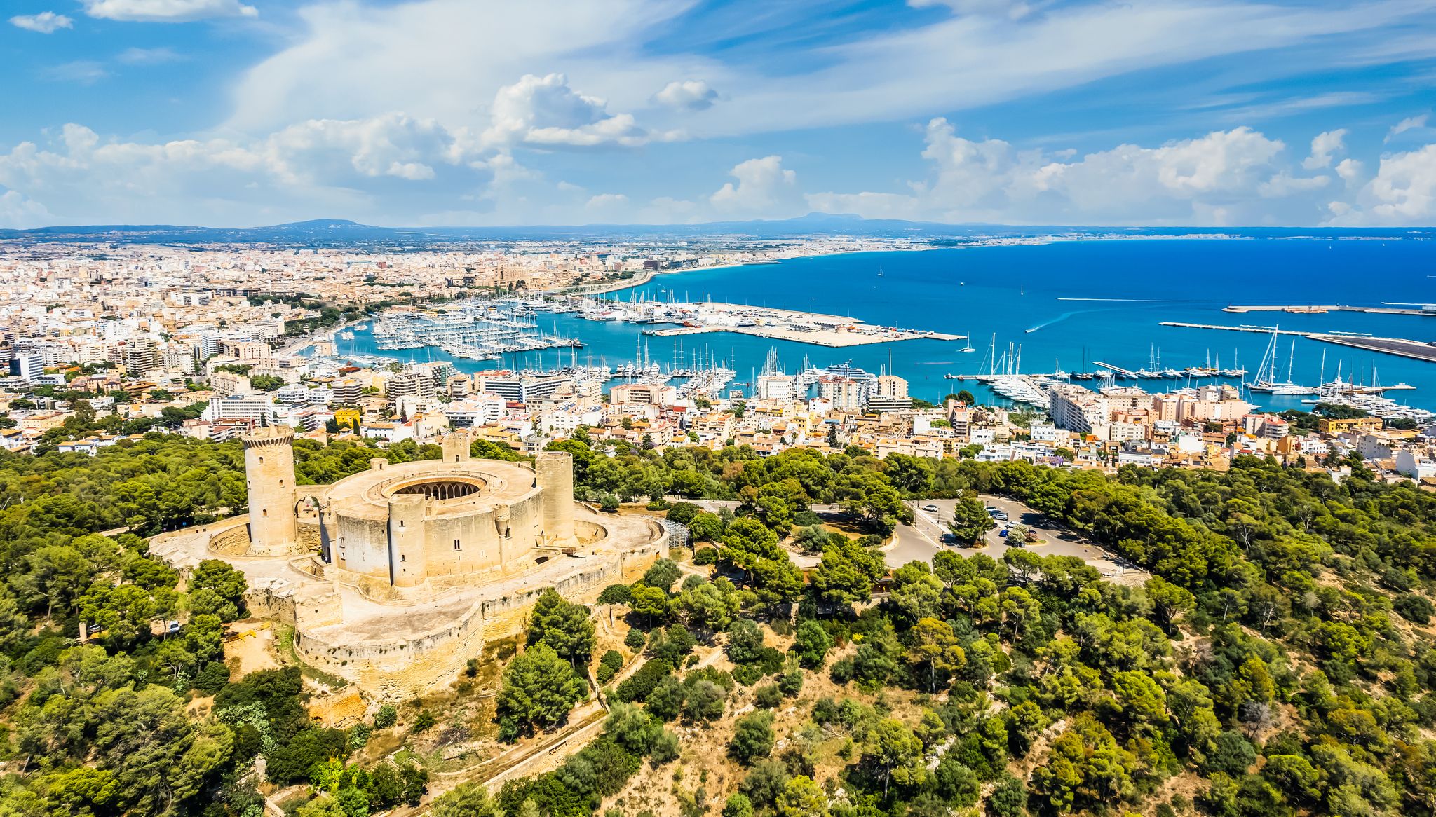Photo of aerial view of La Seu, the gothic medieval cathedral of Palma de Mallorca in Spain.