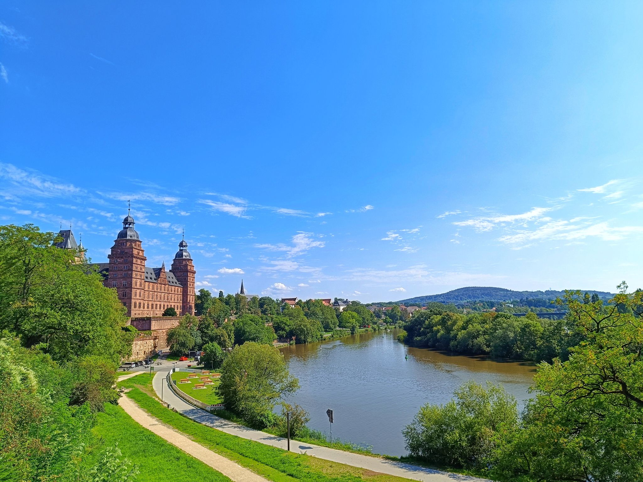 photo  of view of this is a photograph of the Johanissburg Castle and the river beside the building, taken in august 20th 2023 using my camera, in Aschaffenburg Germany.