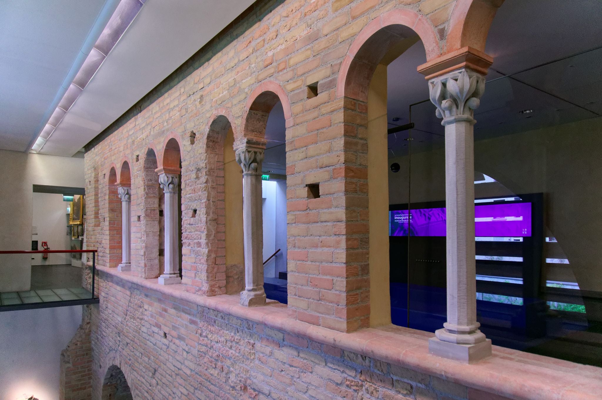 Façade aux baies géminées de l'ancien évêché de Grenoble 