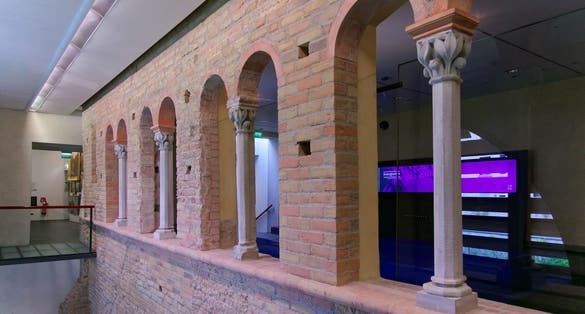 Façade aux baies géminées de l'ancien évêché de Grenoble 