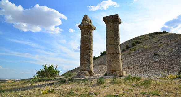 photo of Karakuş Tumulus located in Adıyaman, Turkey, the Karakuş Tumulus is an ancient tourist attraction.