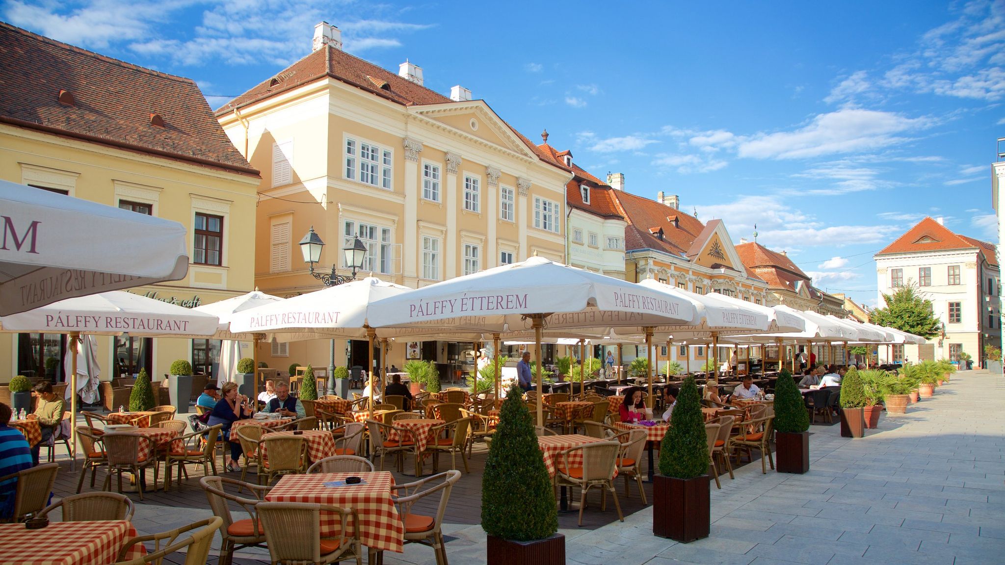 Gyor showing café lifestyle, outdoor eating and signage