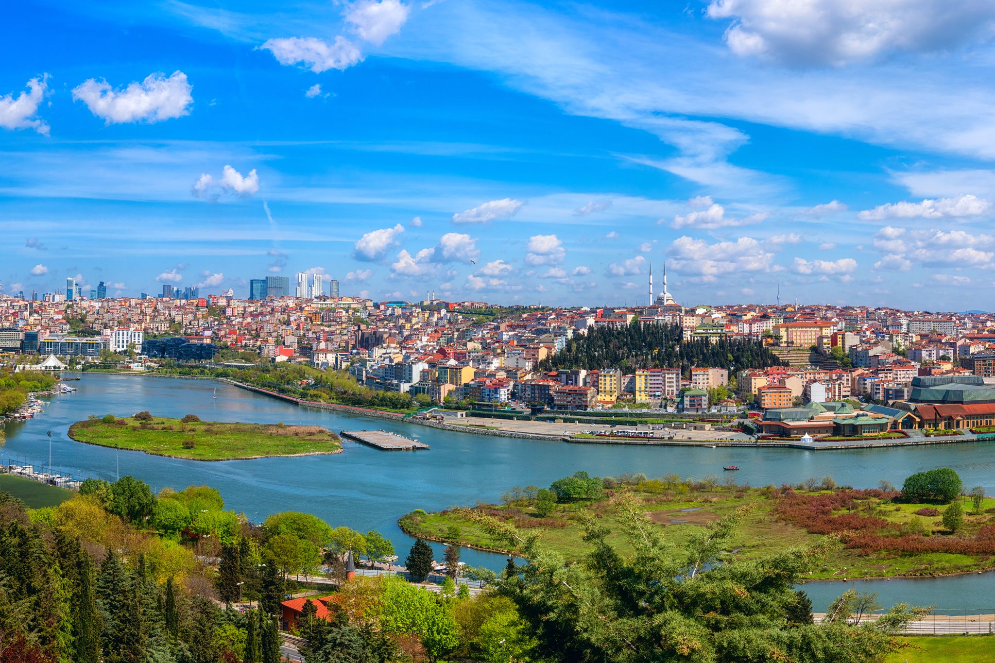 photo of panoramic view of Istanbul from Pierre Loti Hill (Tepesi)at beautiful daytime cityscape with Golden Horn Bay and buildings and blue sky with clouds in Turkey.