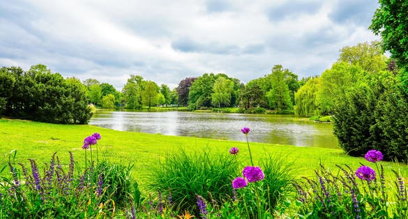 Photo of the Maschteich with the surrounding nature at the Stadtpark in Hanover.