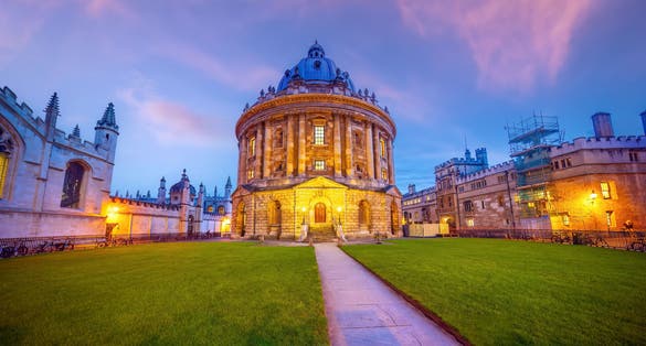 photo of view  of Old town of Oxford city, cityscape of England at sunset