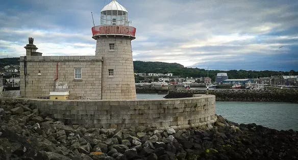 photo of Howth Harbour Lighthouse (1818) .