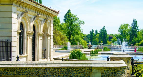 Photo of beautiful small house in the center of the Hyde park in London with pond and fountains, UK.