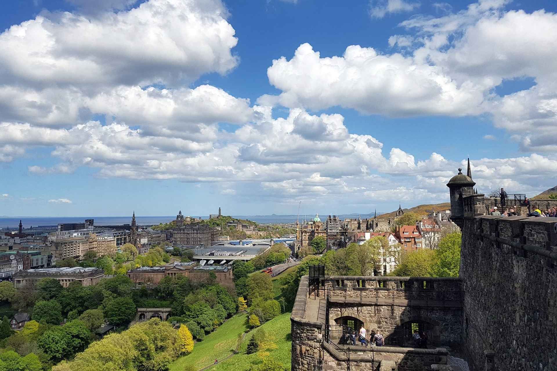 Edinburgh: Edinburgh Castle Guided History Tour with Tickets