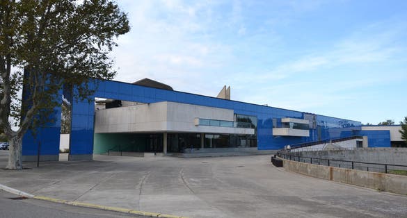 Main facade of the Musée_départemental_Arles_antique, by architect Henri Ciriani