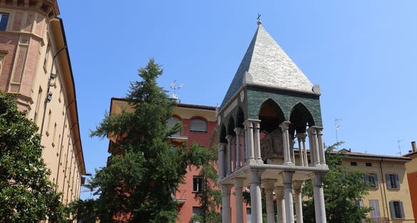 Tombs of the Glossators of the Bolognese School, concretely the tomb of Rolandino de' Passaggeri