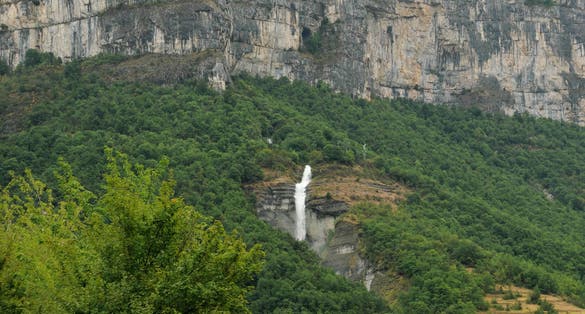 The waterfall (“Cascade de Chevaline”) at the entrance south of the Grotte de Choranche carries the water from the Choranche cave