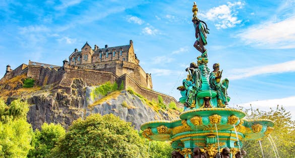 photo of view Scenic view of Edinburgh Castle and Ross Fountain, Scotland travel photo, Killarney, Irland.