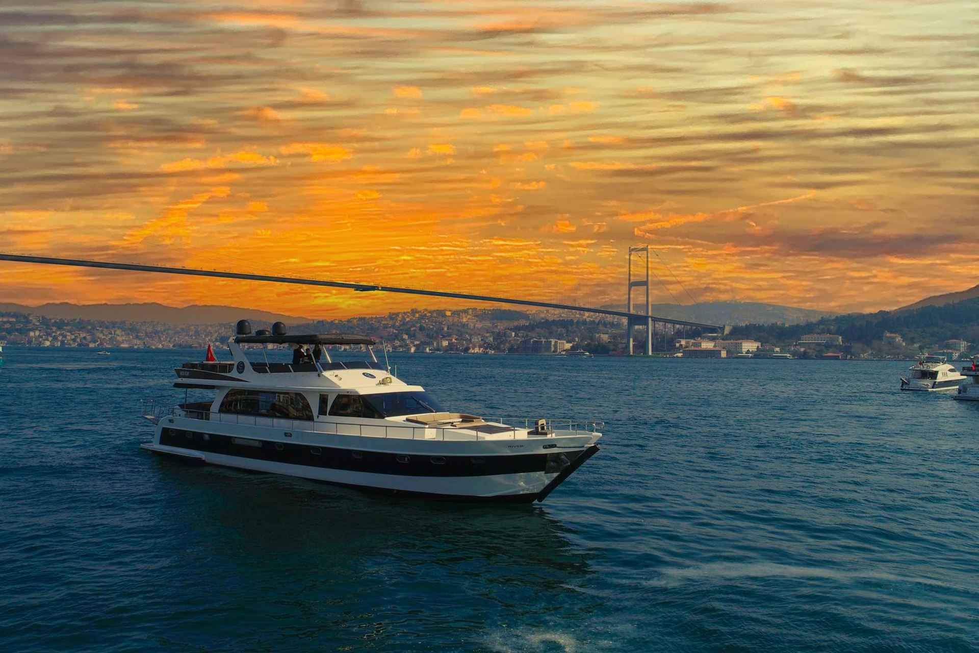 Istanbul: Bosphorus Sunset Cruise on Yacht with Live Guide
