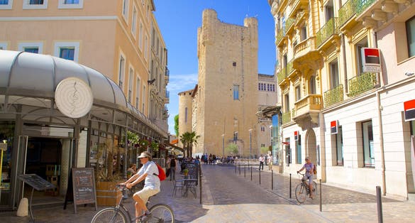 Narbonne which includes cycling and street scenes